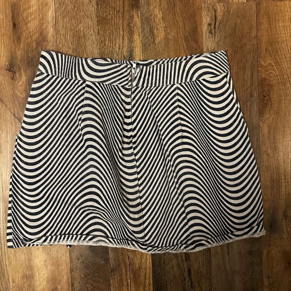 Mini skirt - Picture 2 of 3